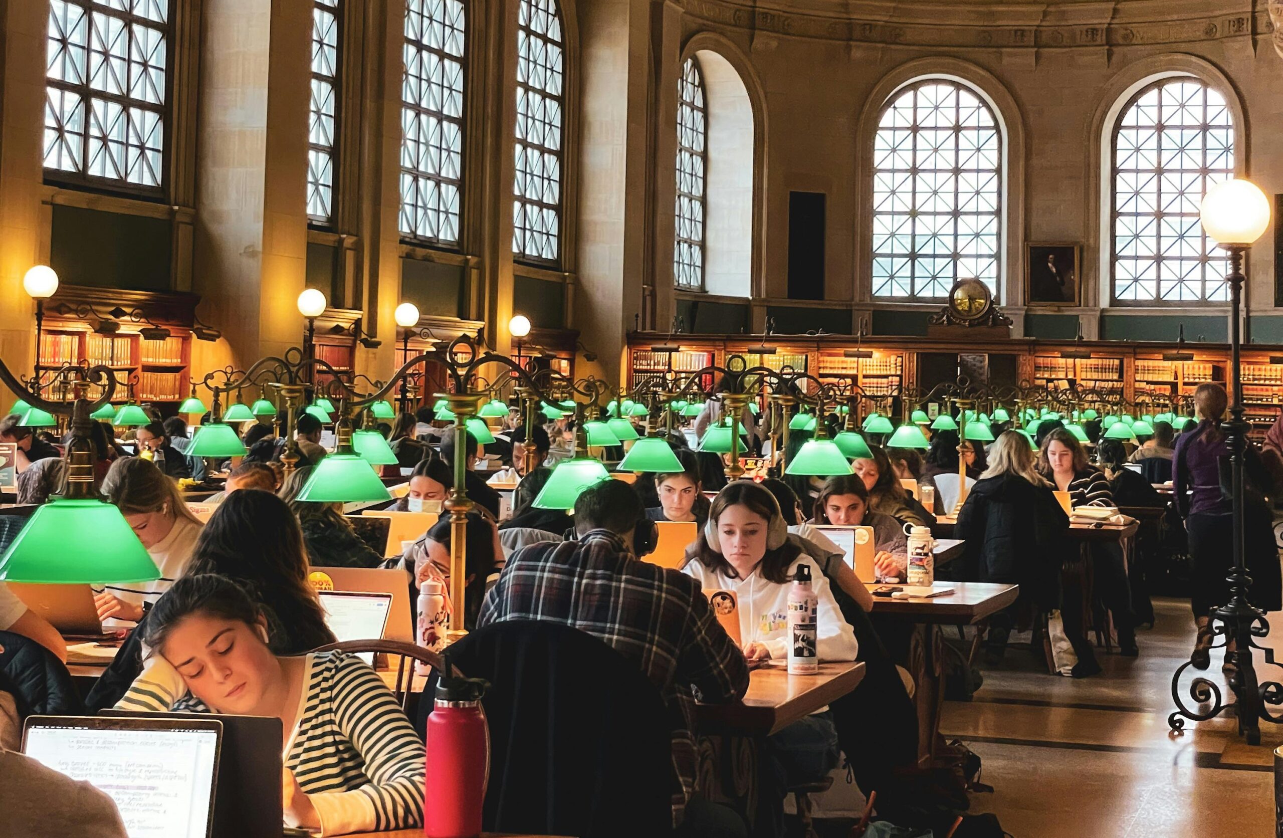 Estudiantes en biblioteca universitaria
